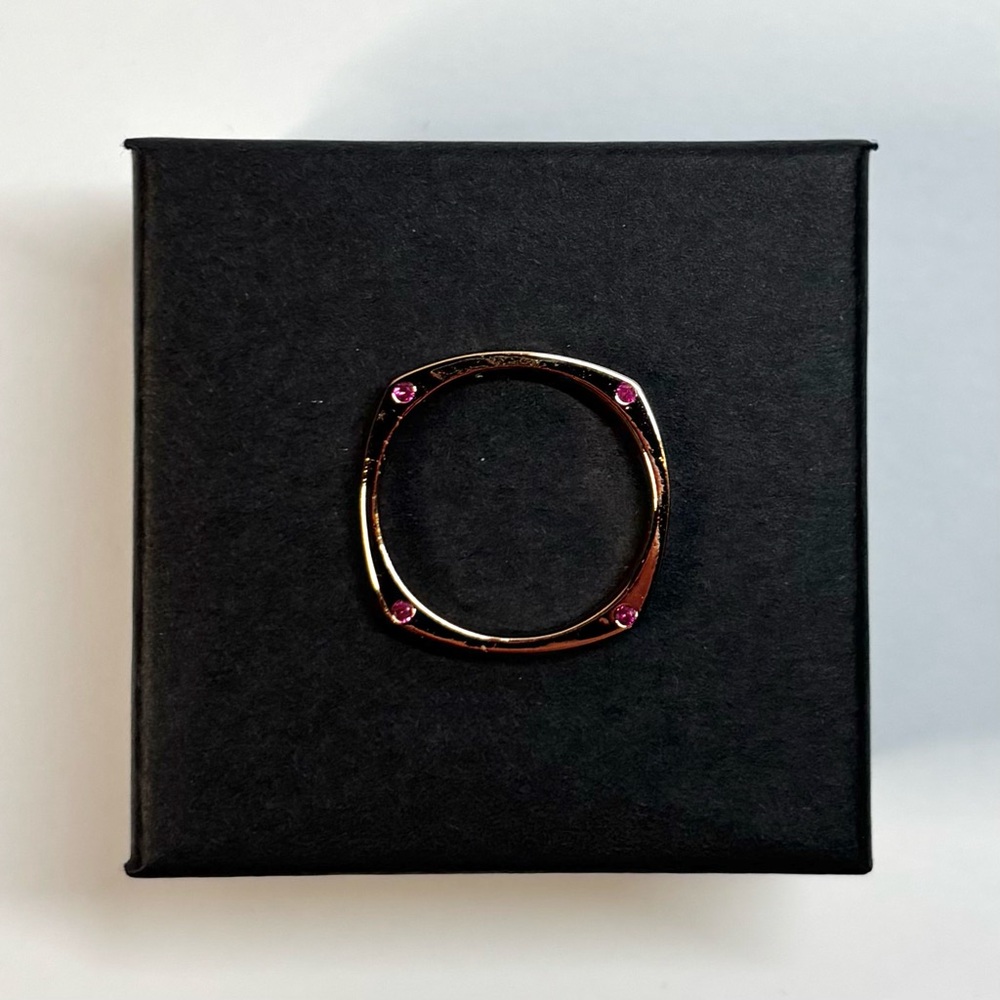 18k rose gold-plated square band ring with magenta stones - Picture 8 of 8